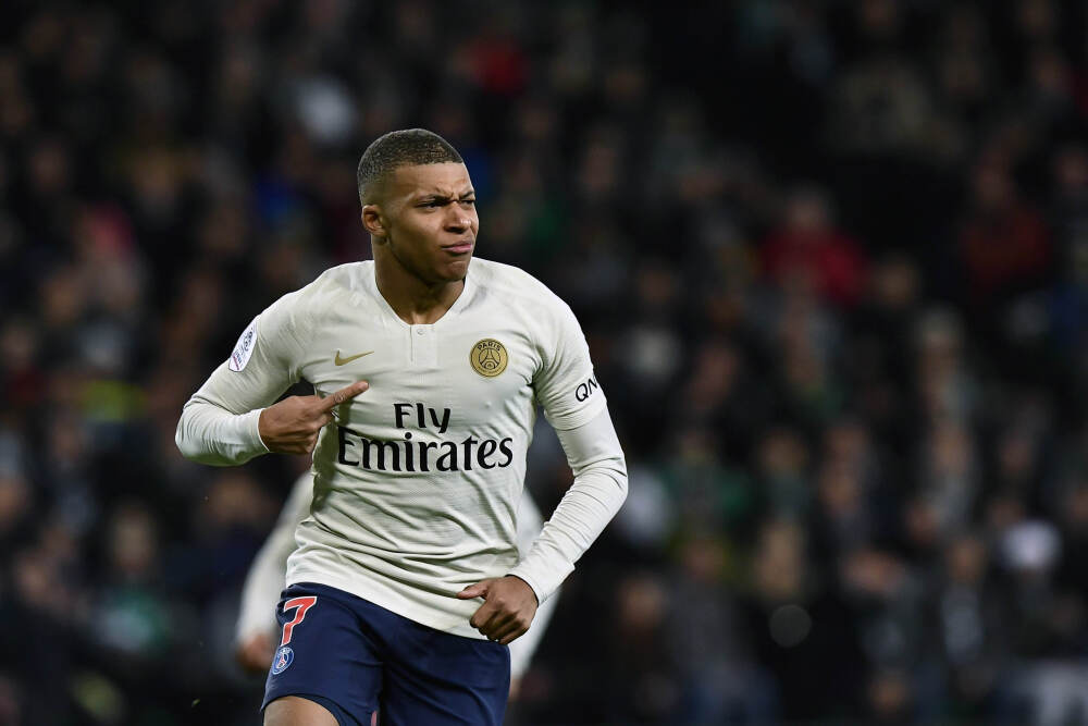 卢浮宫抢劫案两嫌疑人被捕细节披露：均30多岁来自巴黎郊区，一人试图登机离境时被抓